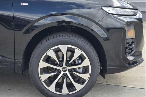 Mythos Black Metallic 2026 Audi Q3 TFSI quattro S tronic