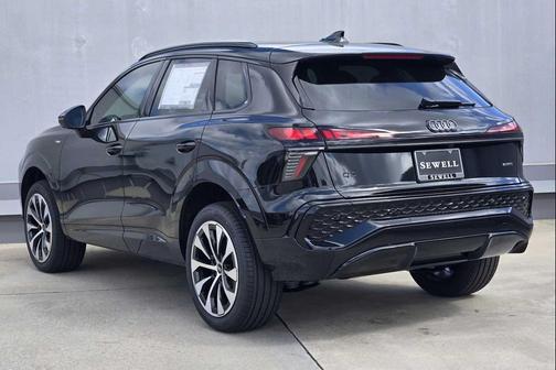 Mythos Black Metallic 2026 Audi Q3 TFSI quattro S tronic