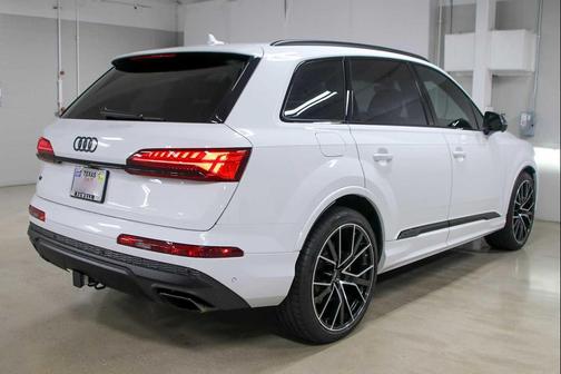 Glacier White Metallic 2025 Audi Q7 55 Prestige