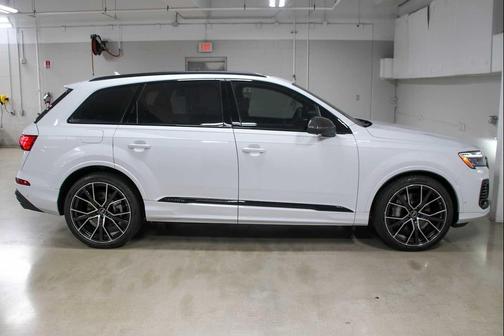 Glacier White Metallic 2025 Audi Q7 55 Prestige