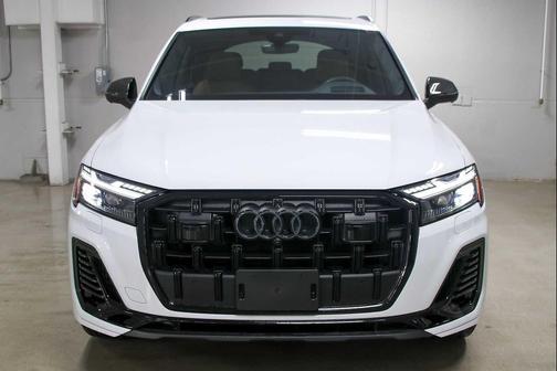 Glacier White Metallic 2025 Audi Q7 55 Prestige