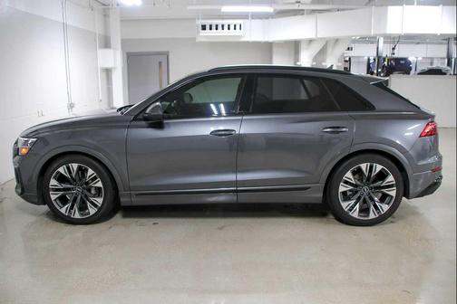 Daytona Gray Pearl Effect 2024 Audi Q8 55 Prestige