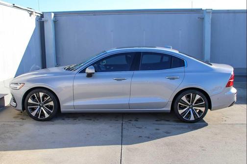 2023 Volvo S60 B5 Ultimate Bright Theme