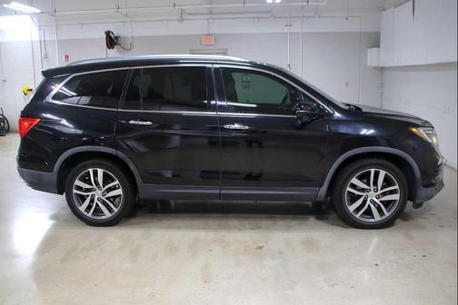 Crystal Black Pearl 2017 Honda Pilot Touring