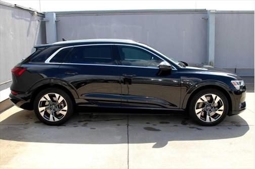 2022 Audi e-tron Premium Plus