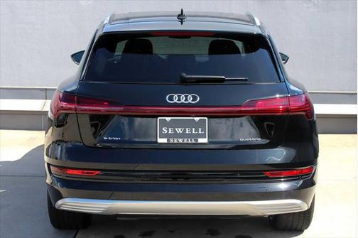 2022 Audi e-tron Premium Plus