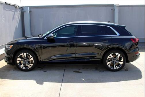 2022 Audi e-tron Premium Plus