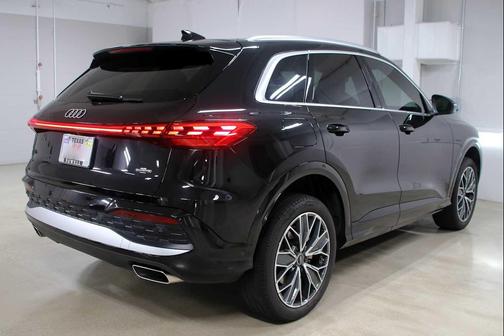Mythos Black Metallic 2025 Audi Q5 Premium Plus TFSI quattro S tronic