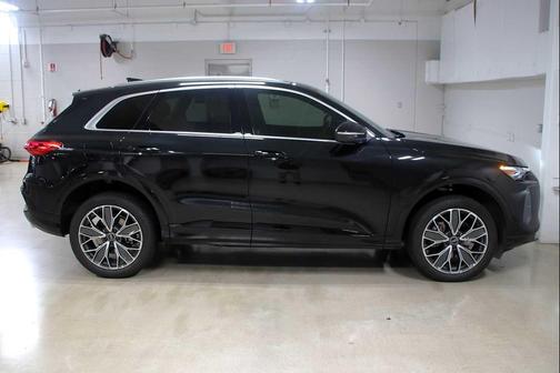 Mythos Black Metallic 2025 Audi Q5 Premium Plus TFSI quattro S tronic