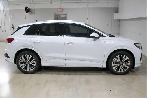 Glacier White Metallic 2023 Audi Q4 e-tron Premium Plus 40 RWD