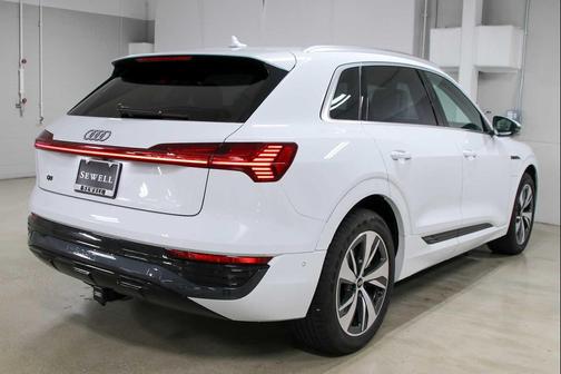 Glacier White Metallic 2024 Audi Q8 e-tron Premium Plus
