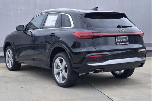 Mythos Black Metallic 2026 Audi Q5 Premium Plus TFSI quattro S tronic