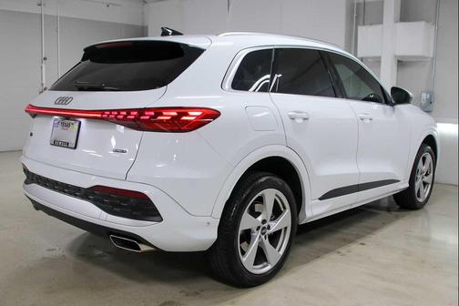Glacier White Metallic 2025 Audi Q5 Premium Plus TFSI quattro S tronic