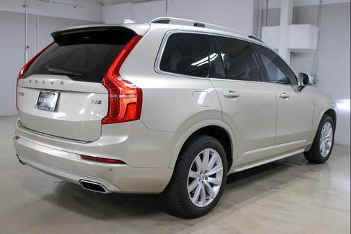 2016 Volvo XC90 T6 Momentum