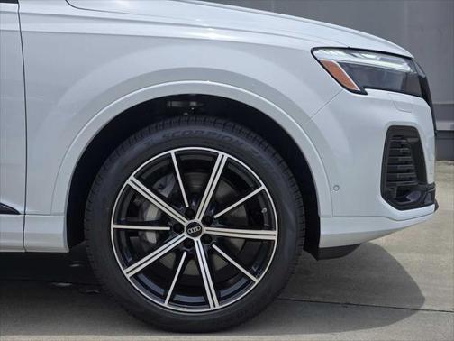 2025 Audi Q7 45 Premium Plus