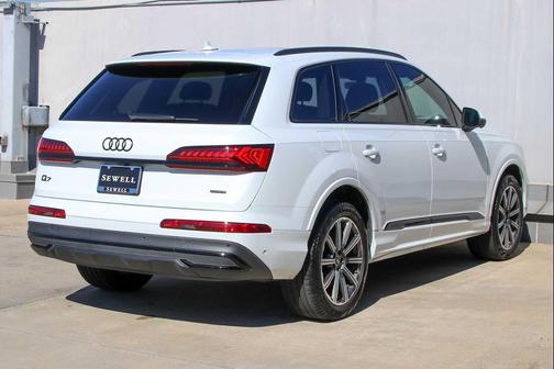 2023 Audi Q7 45 Premium Plus