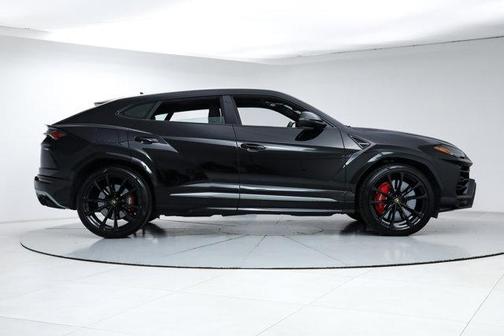 Black 2022 Lamborghini Urus