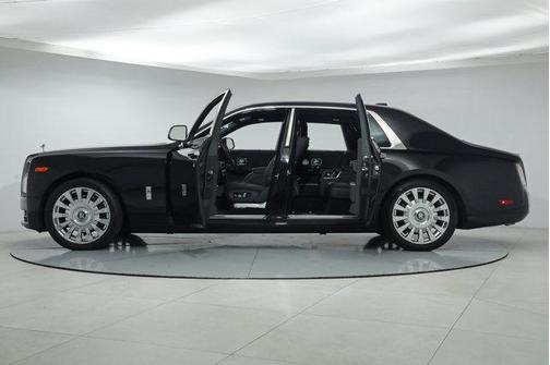 Photo 3 of 66 of 2022 Rolls-Royce Phantom