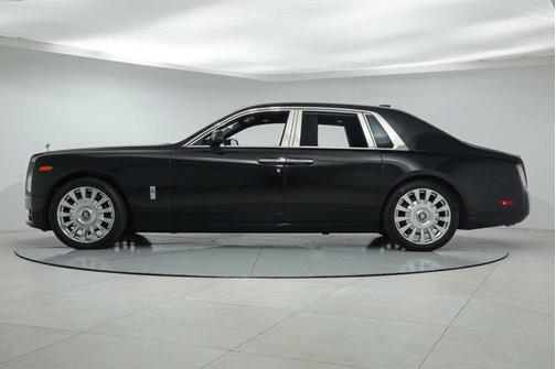 Photo 2 of 66 of 2022 Rolls-Royce Phantom