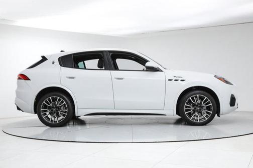 Bianco 2023 Maserati Grecale Modena