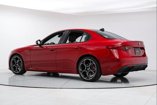 Alfa Rosso 2023 Alfa Romeo Giulia Veloce RWD
