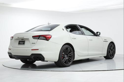 Bianco 2023 Maserati Ghibli Modena