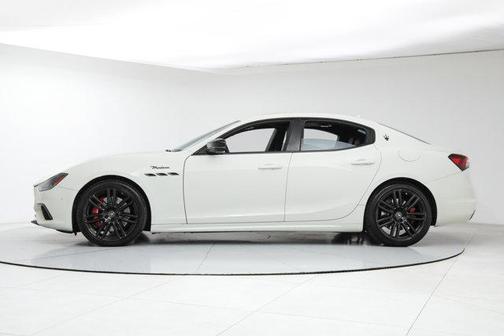 Bianco 2023 Maserati Ghibli Modena Q4