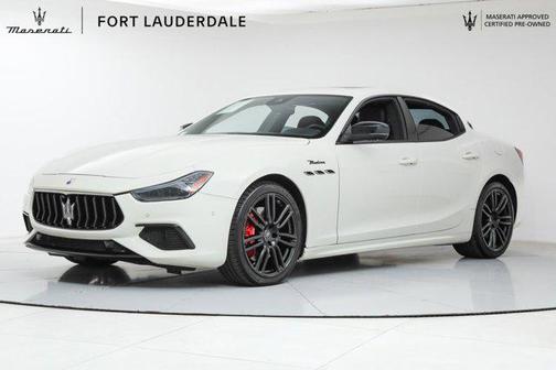 Bianco 2023 Maserati Ghibli Modena Q4