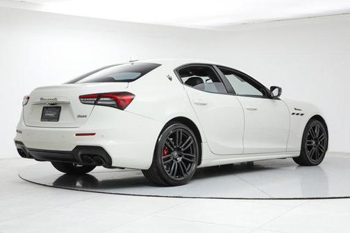 Bianco 2023 Maserati Ghibli Modena Q4