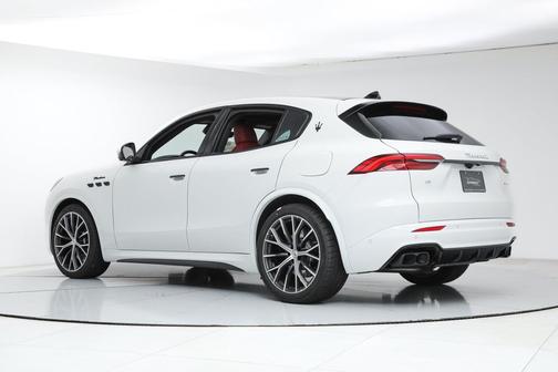 Bianco Astro Metallic 2026 Maserati Grecale Modena