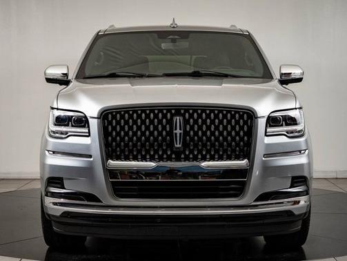 Silver Radiance Metallic Clearcoat 2023 Lincoln Navigator Black Label