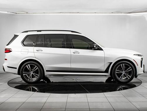 2023 BMW X7 M60i