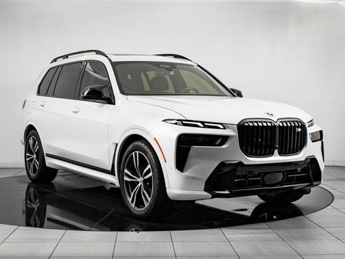 Mineral White Metallic 2023 BMW X7 M60i
