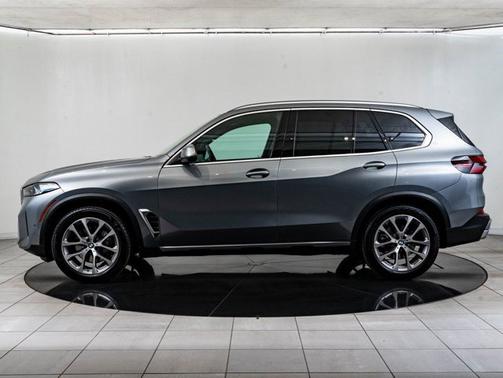 Gray Metallic 2025 BMW X5 xDrive40i