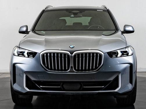 Gray Metallic 2025 BMW X5 xDrive40i