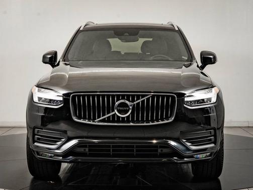 Black 2022 Volvo XC90 Momentum
