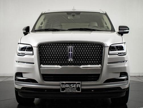 Ceramic Pearl Metallic Tri-Coat 2024 Lincoln Navigator Reserve