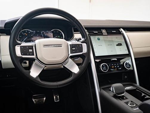 Fuji White 2023 Land Rover Discovery S R-Dynamic