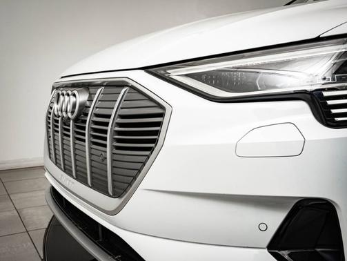 Glacier White 2022 Audi e-tron Premium Plus