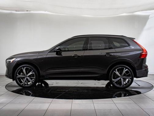 2024 Volvo XC60 Recharge Plug-In Hybrid Ultimate Dark Theme