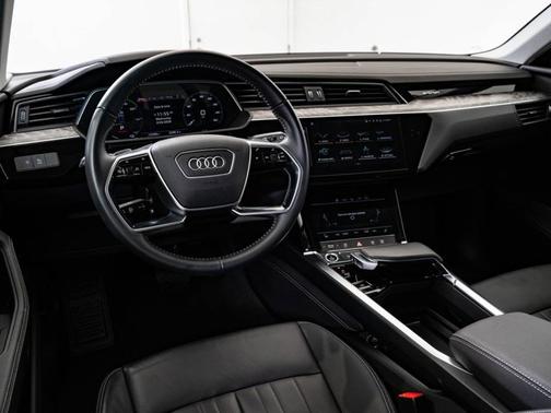 Glacier White Metallic 2021 Audi e-tron Premium
