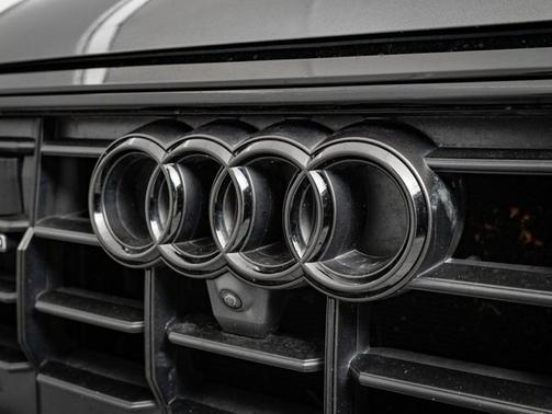 Daytona Gray Pearl Effect 2021 Audi Q8 Prestige