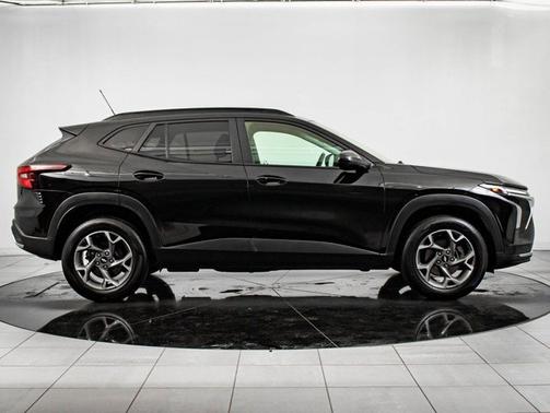 Mosaic Black Metallic 2024 Chevrolet Trax LT