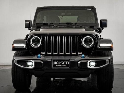 Black Clearcoat 2023 Jeep Wrangler Sahara