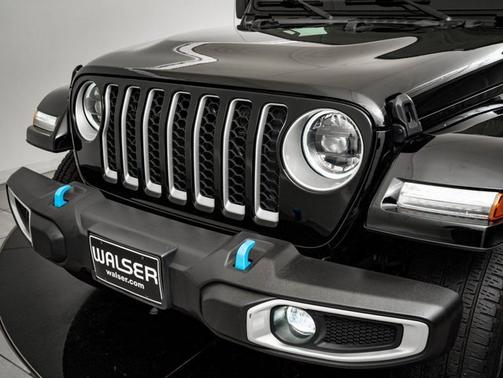 Black Clearcoat 2023 Jeep Wrangler Sahara