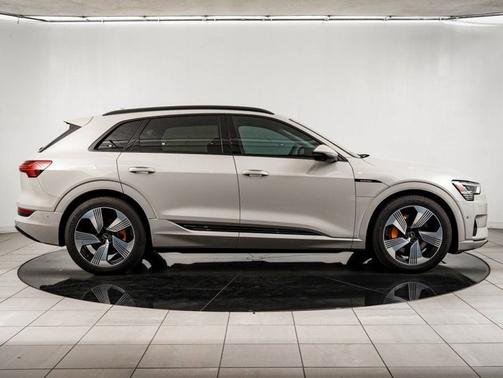 2022 Audi e-tron Premium Plus