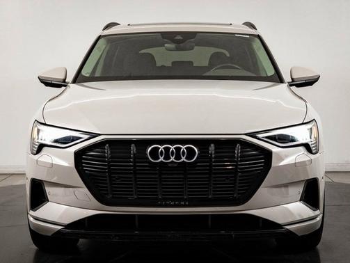 2022 Audi e-tron Premium Plus