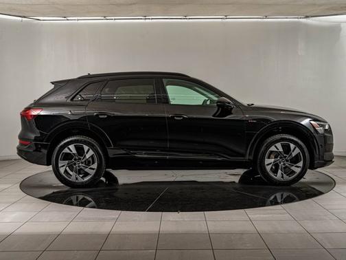 Mythos Black Metallic 2021 Audi e-tron Premium