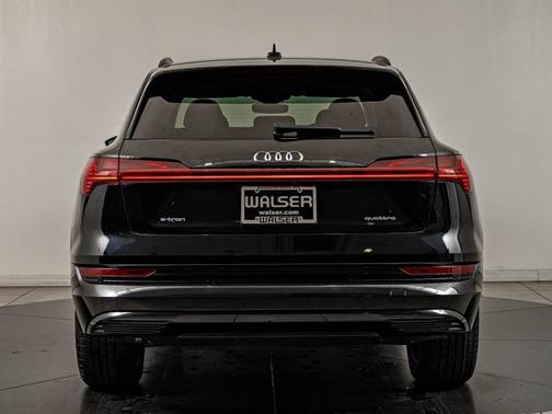Mythos Black Metallic 2021 Audi e-tron Premium
