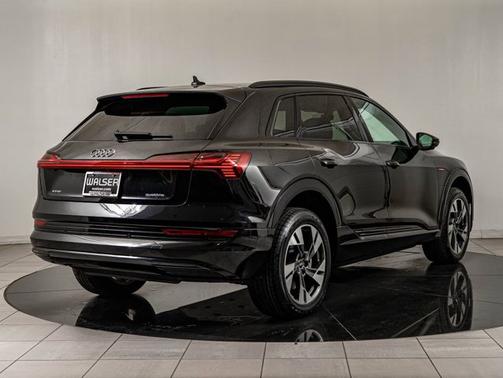 Mythos Black Metallic 2021 Audi e-tron Premium